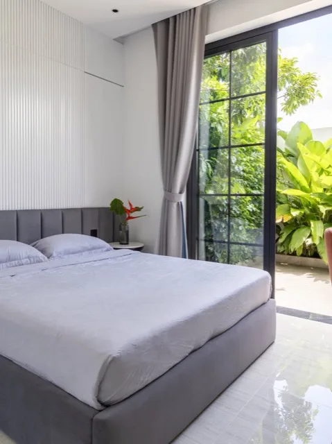 Cửa đi ra ban công phòng ngủ biệt thự Diamond Villa