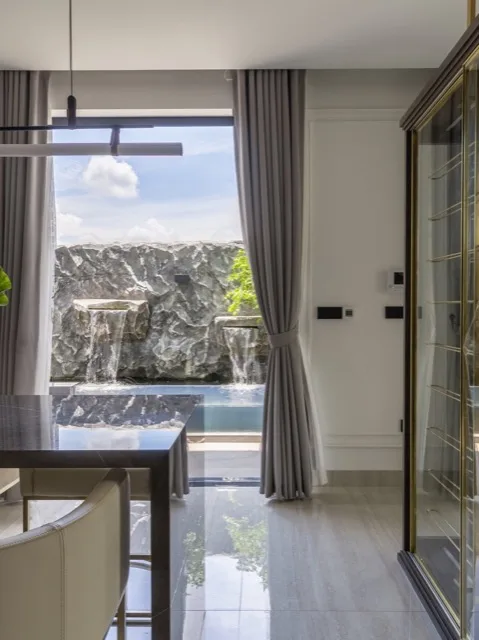 Hệ cửa kính lùa khung đen biệt thự Diamond Villa