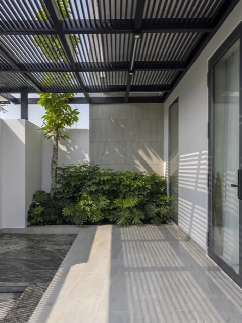 Cửa kính mở ra sân biệt thự T&H Garden Villa