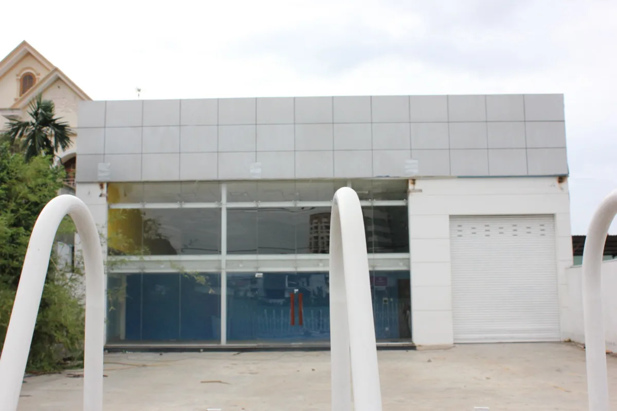 Cải tạo nhà xưởng thành showroom – ảnh thi công 1