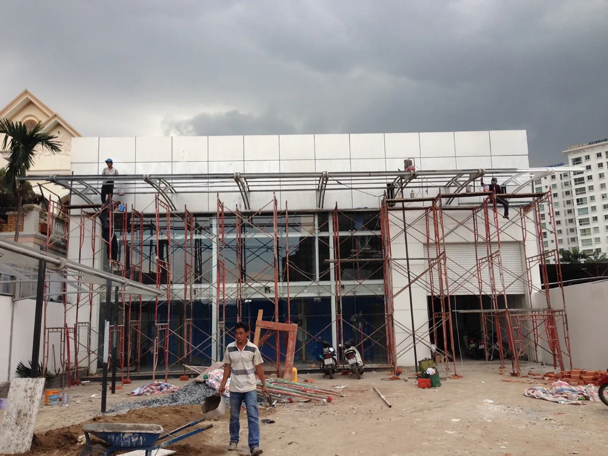 Cải tạo nhà xưởng thành showroom – ảnh thi công 4