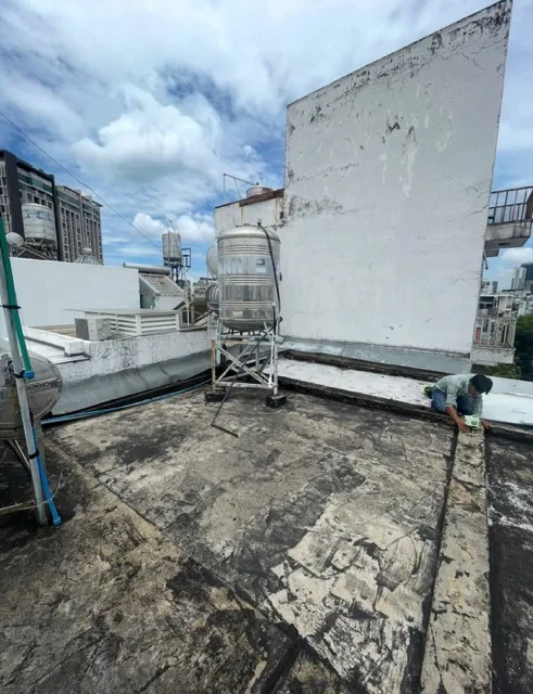 Cải tạo, lát gạch sân thượng nhà phố – Trước