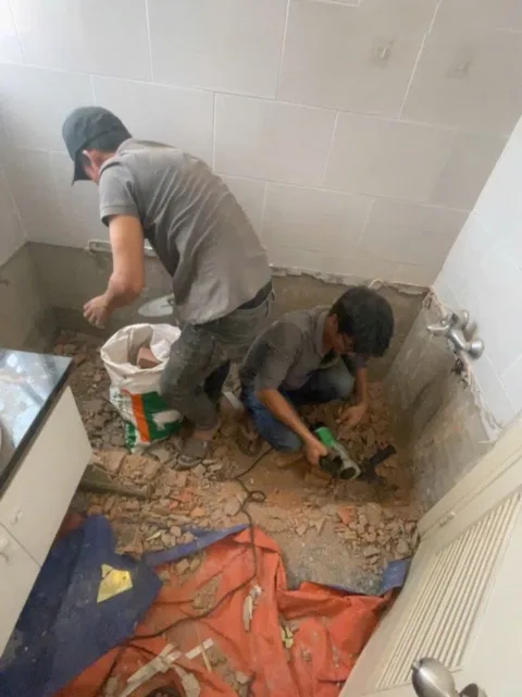 Đục phá phòng tắm cũ trong căn hộ chung cư