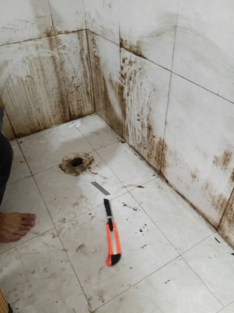Hiện trạng sàn phòng tắm xuống cấp