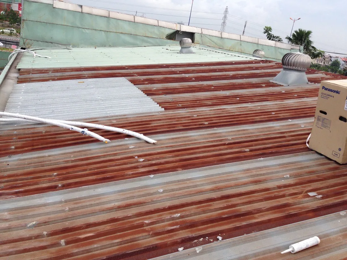 Mái tôn nhà xưởng gỉ sét trước khi cải tạo