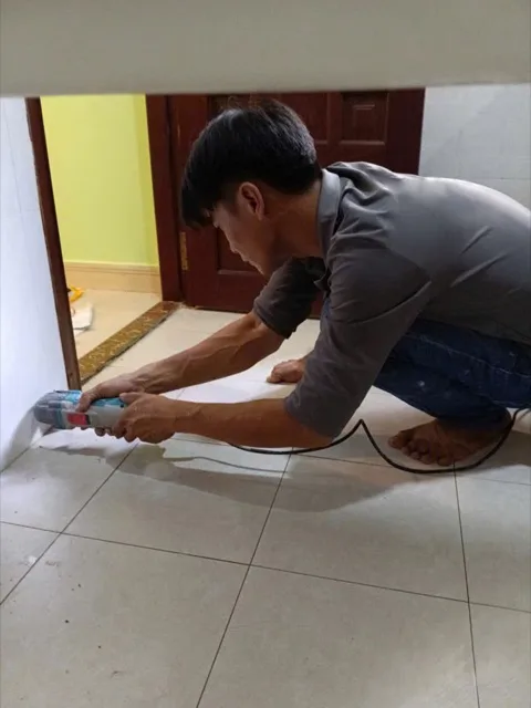 Thợ TDA sửa chữa trong phòng nghỉ khách sạn