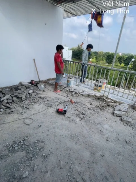 Tháo dỡ lớp gạch cũ trên sân thượng nhà phố