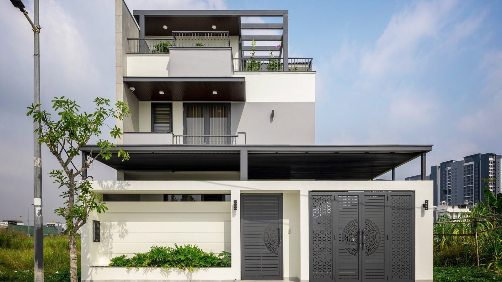 Thiết kế thi công biệt thự hiện đại 3 tầng I25 Villa - mặt tiền và cổng