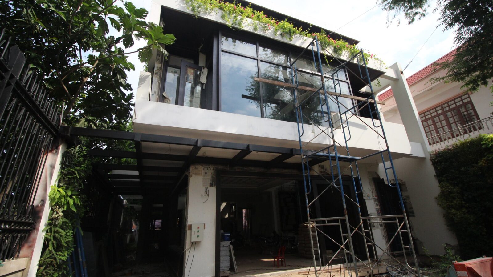 Thiết kế thi công biệt thự hiện đại 4 tầng Trọng Villa Biên Hòa - mặt tiền ban công và mảng xanh