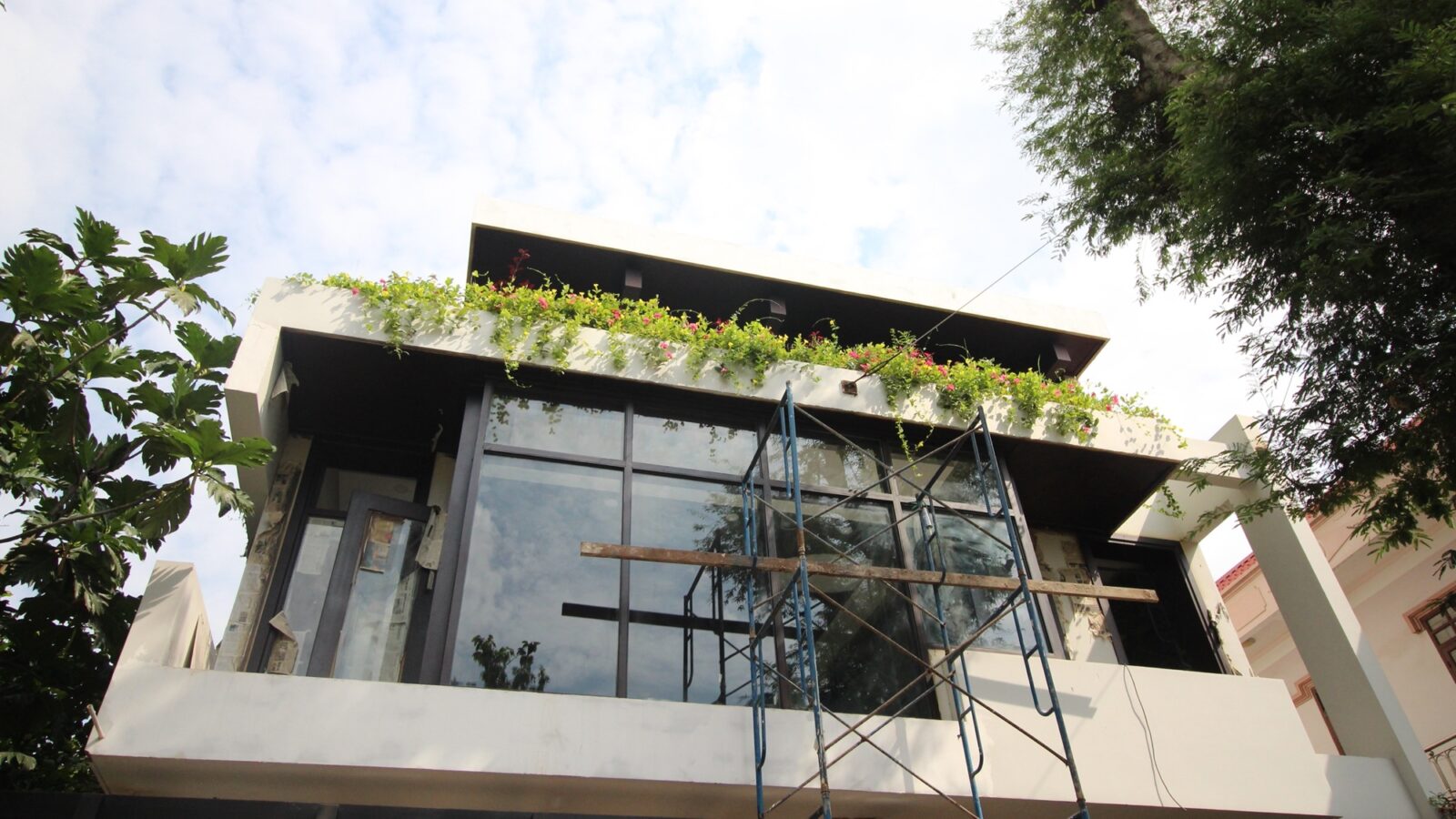 Thiết kế thi công biệt thự hiện đại 4 tầng Trọng Villa Biên Hòa - mặt tiền nhìn từ dưới lên