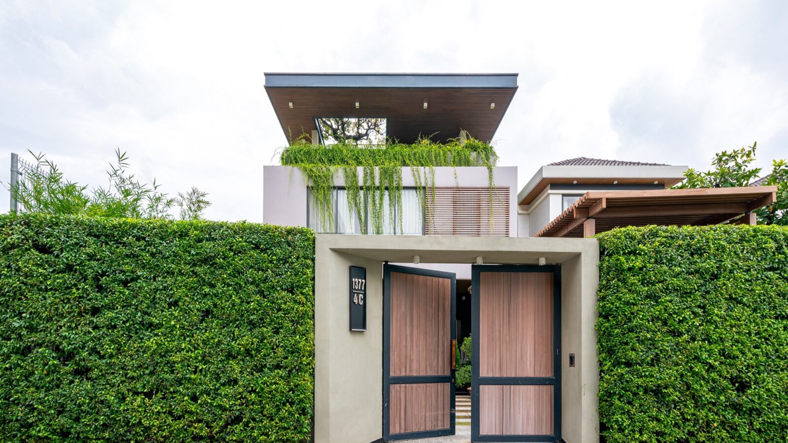 Thiết kế thi công biệt thự hiện đại nhiệt đới 3 tầng Duyet Villa Biên Hòa - cổng và mặt tiền