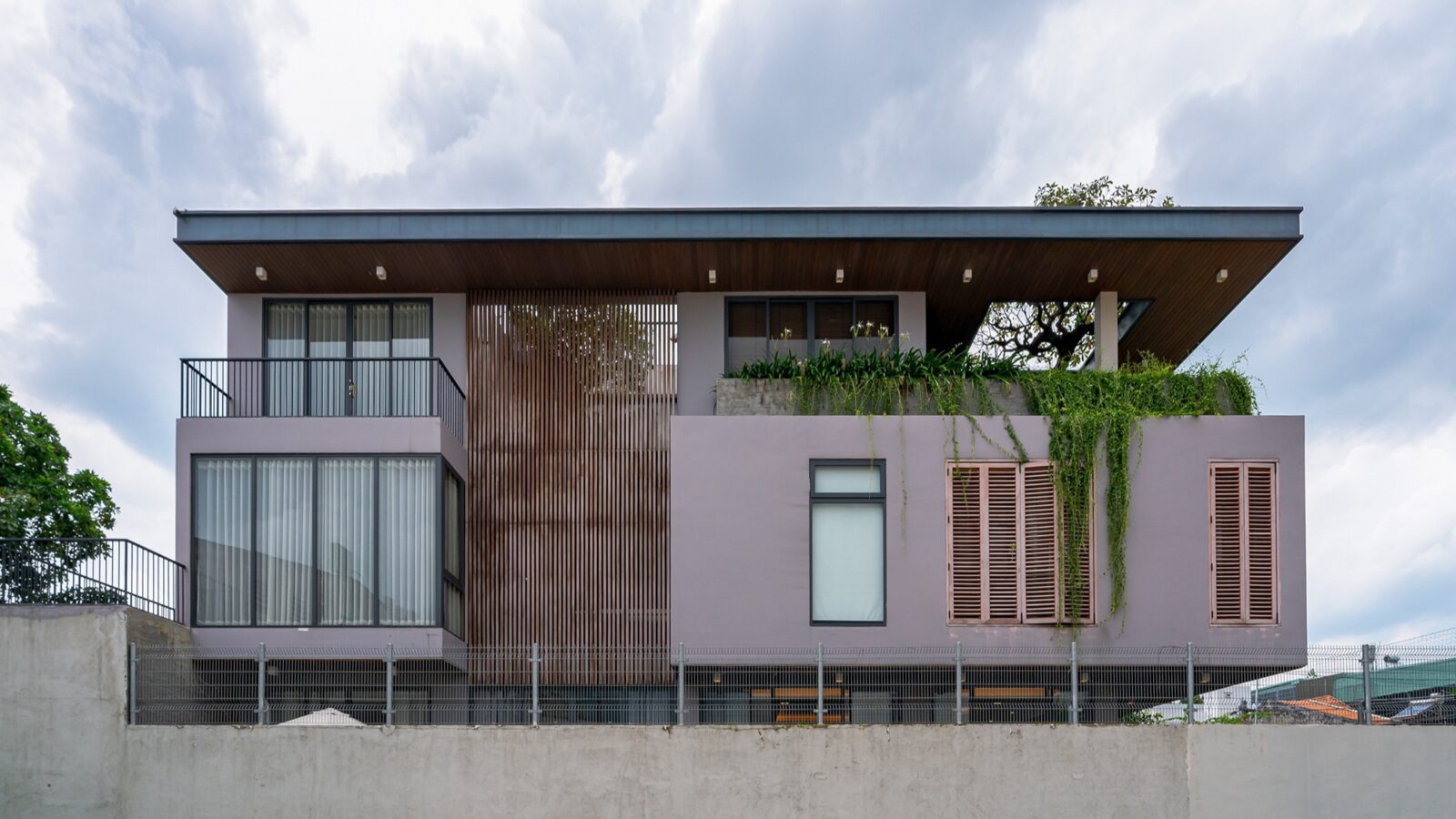 Thiết kế thi công biệt thự hiện đại nhiệt đới 3 tầng Duyet Villa Biên Hòa - mặt bên biệt thự