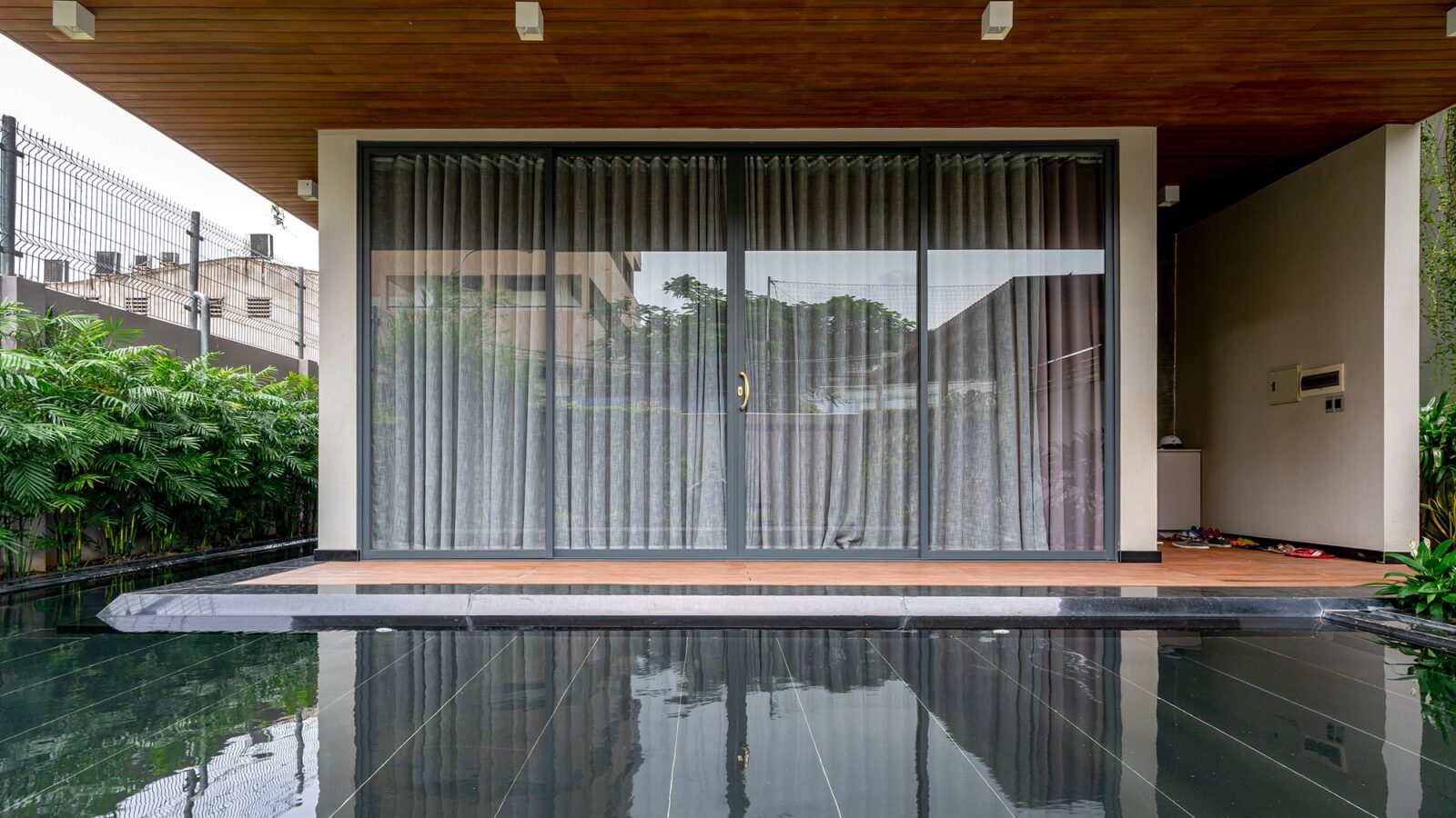 Thiết kế thi công biệt thự hiện đại nhiệt đới 3 tầng Duyet Villa Biên Hòa - hồ nước phản chiếu