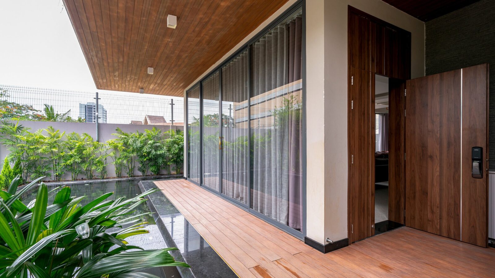 Thiết kế thi công biệt thự hiện đại nhiệt đới 3 tầng Duyet Villa Biên Hòa - cửa kính và hiên