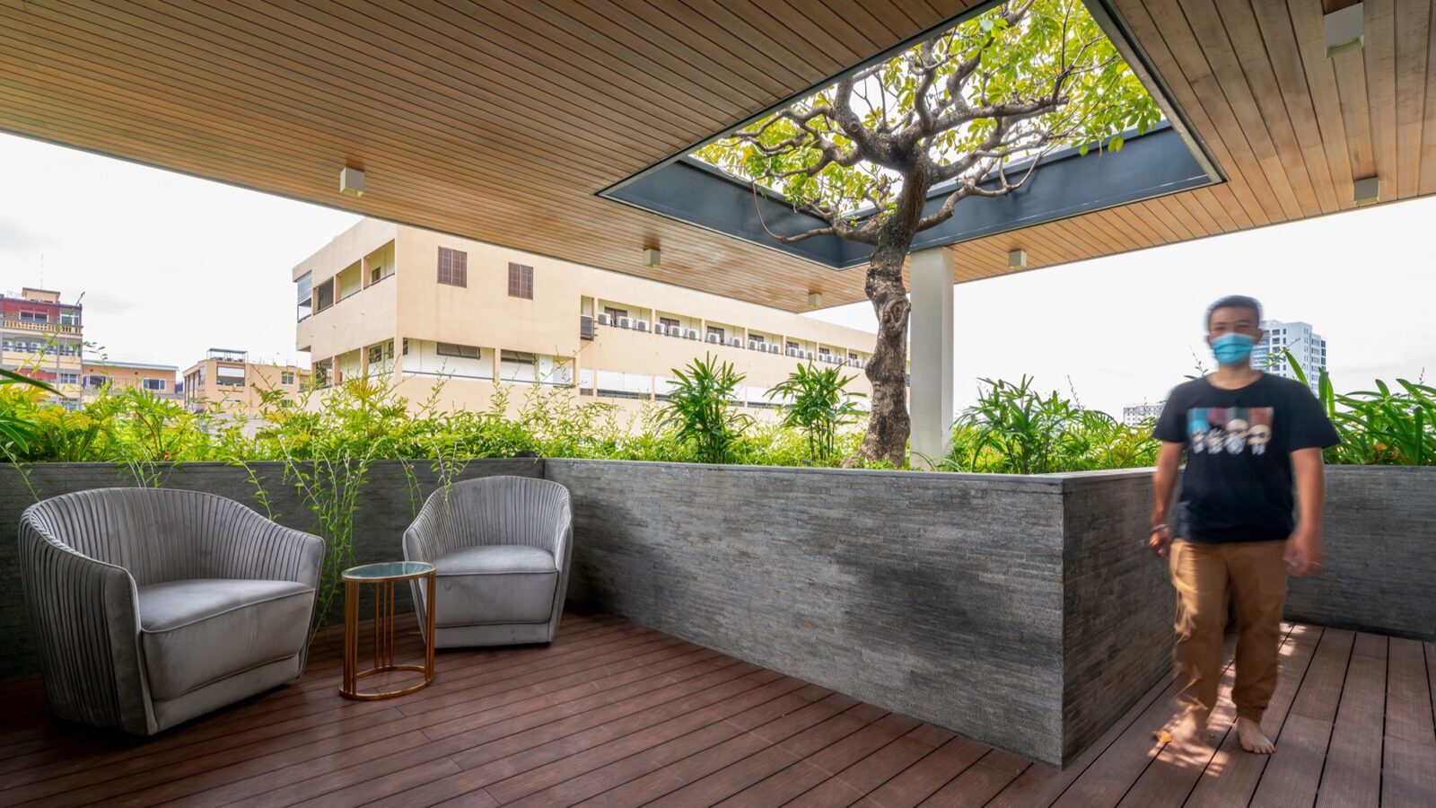 Thiết kế thi công biệt thự hiện đại nhiệt đới 3 tầng Duyet Villa Biên Hòa - giếng trời và cây xanh