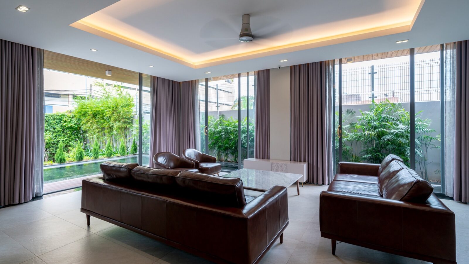 Thiết kế thi công biệt thự hiện đại nhiệt đới 3 tầng Duyet Villa Biên Hòa - phòng khách sofa da