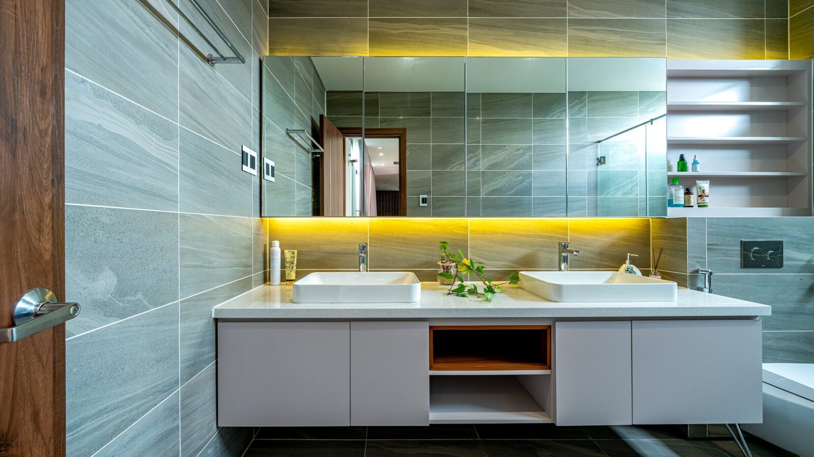 Thiết kế thi công biệt thự hiện đại nhiệt đới 3 tầng Duyet Villa Biên Hòa - phòng vệ sinh
