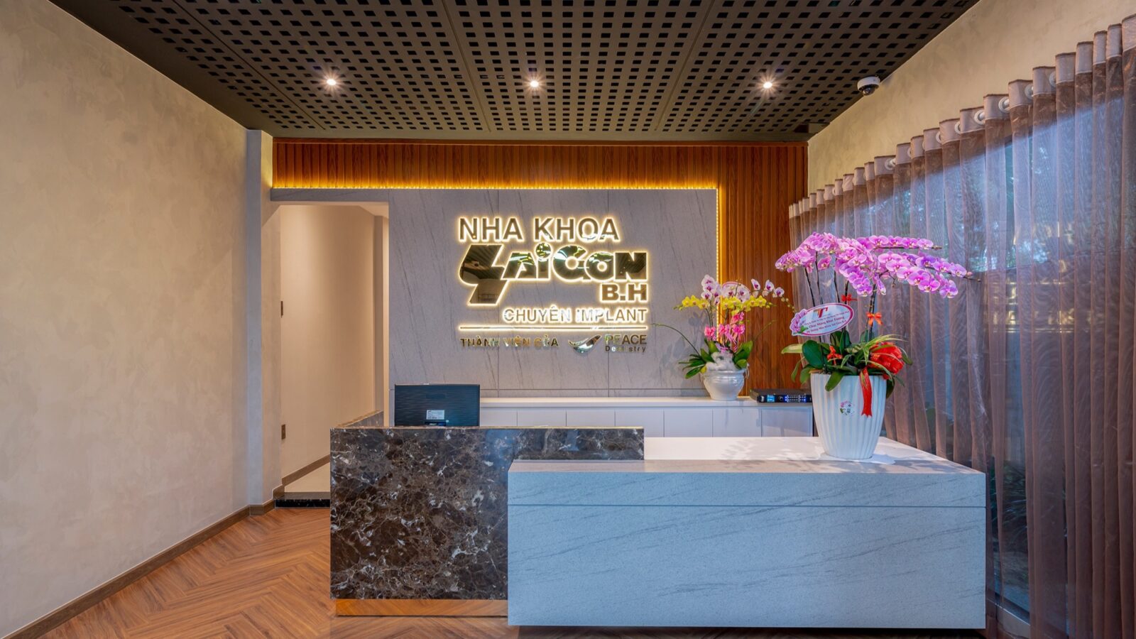 Thiết kế thi công biệt thự hiện đại nhiệt đới 3 tầng Duyet Villa Biên Hòa - quầy lễ tân