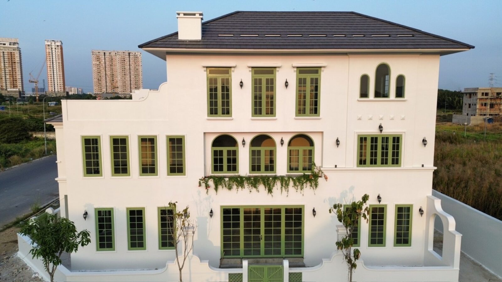Thiết kế thi công biệt thự tân cổ điển 3 tầng D1 Villa Địa Trung Hải - mặt tiền cửa sổ khung xanh