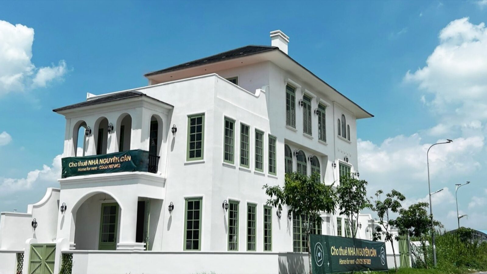 Thiết kế thi công biệt thự tân cổ điển 3 tầng D1 Villa Địa Trung Hải - biệt thự nhìn từ góc đường