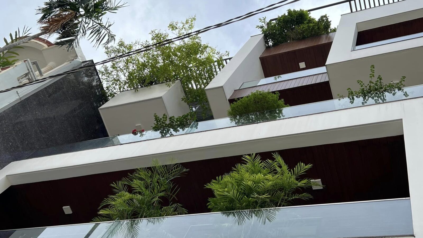 Thiết kế thi công nhà phố hiện đại 6 tầng SK Homes tại Tân Bình - ban công trồng cây